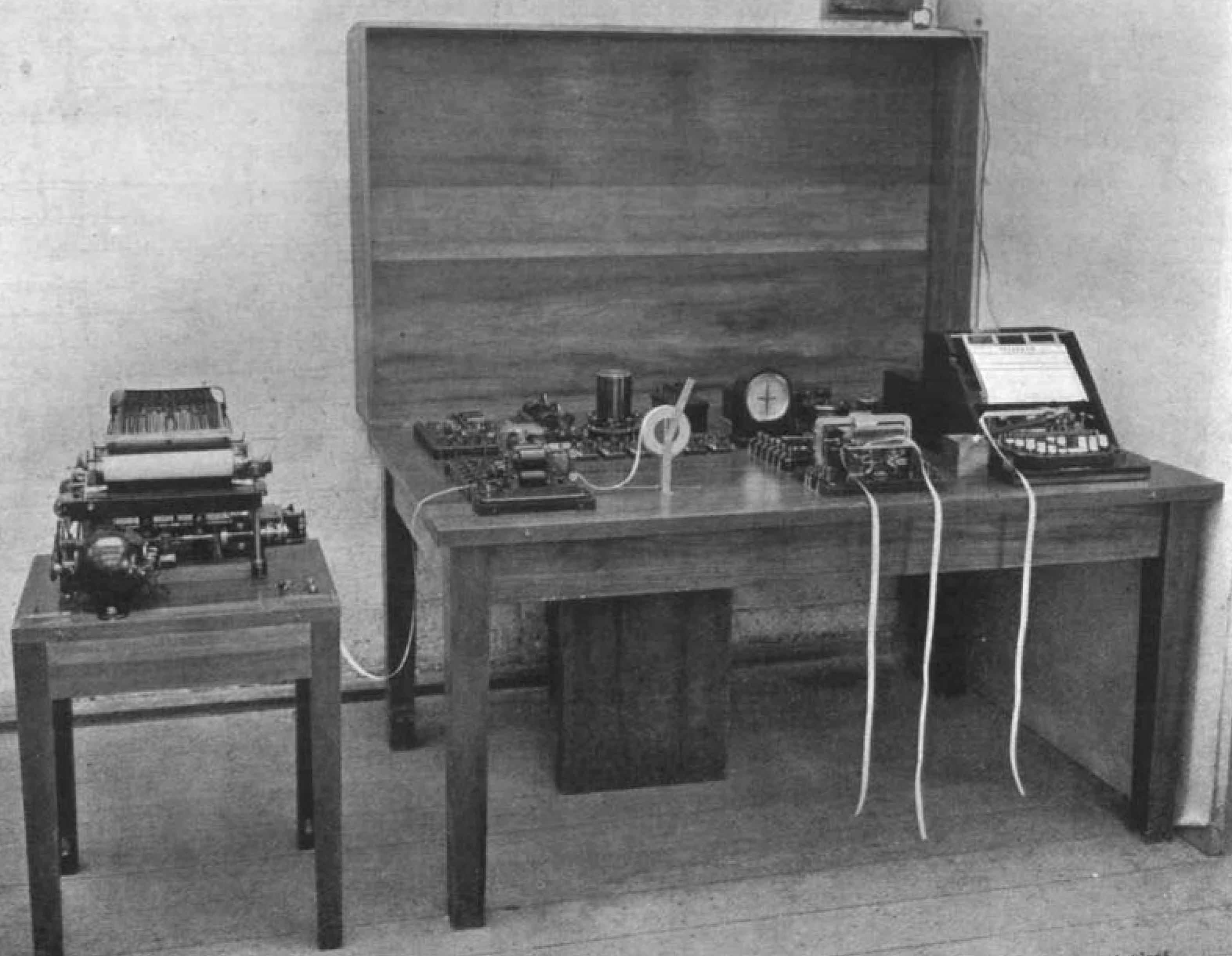 マレーの新しい遠隔タイプライター(写真右方が送信機、左方が受信機)