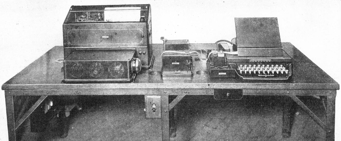 ウェスタン・エレクトリック社製のマレー電信機(写真右方が送信機、左方が受信機)