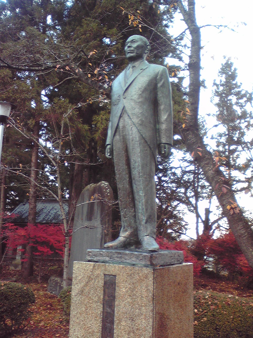鳥谷崎神社の谷村貞治像