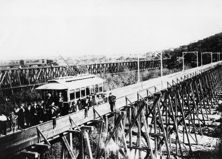アロヨセコ鉄橋を試運転中のパサデナ&ロサンゼルス電気鉄道（1895年3月7日）、背後はカリフォルニア・サザン鉄道