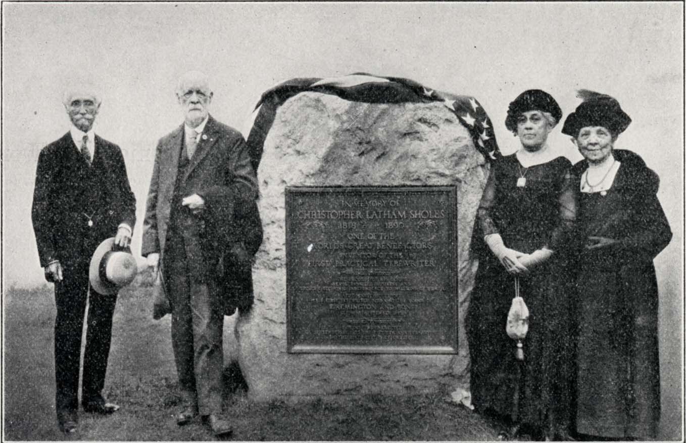 イリオンでおこなわれたショールズ記念碑の除幕式（1923年9月12日）、左から順に、ベネディクト、エリファレット・レミントン三世、リリアン・フォーティア夫人、メアリー・ショールズ夫人