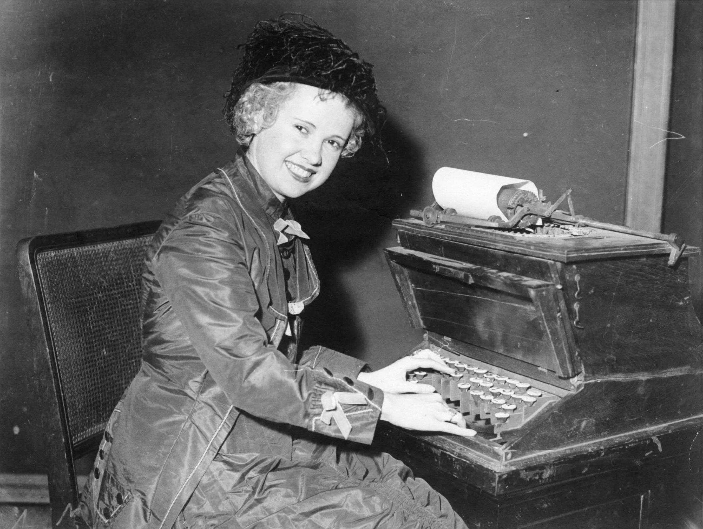 リリアン・ショールズに扮するアイリーン・ドナヒュー（1933年3月）