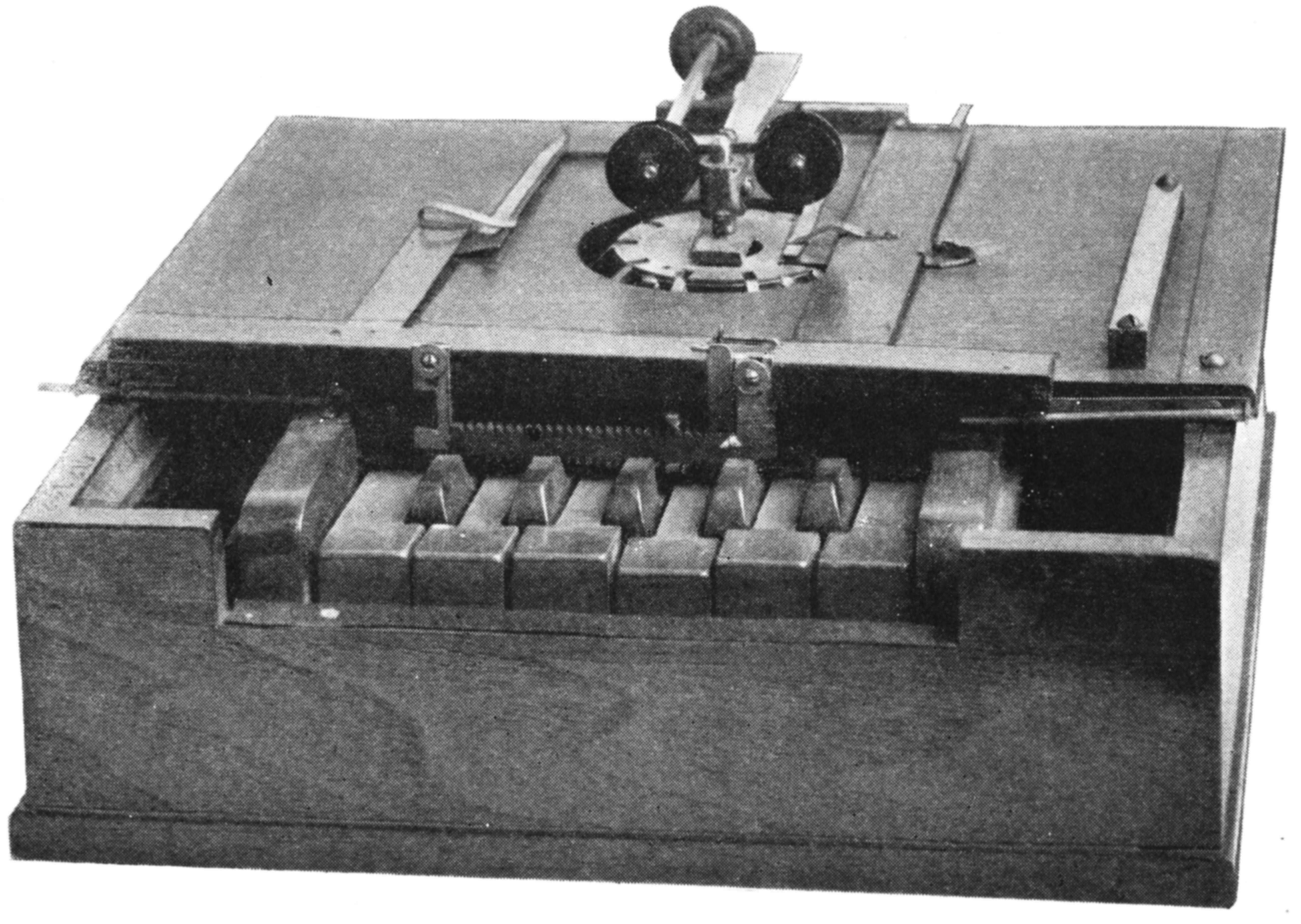 1868年5月にショールズ、グリデン、ソレーが特許を出願したタイプライター