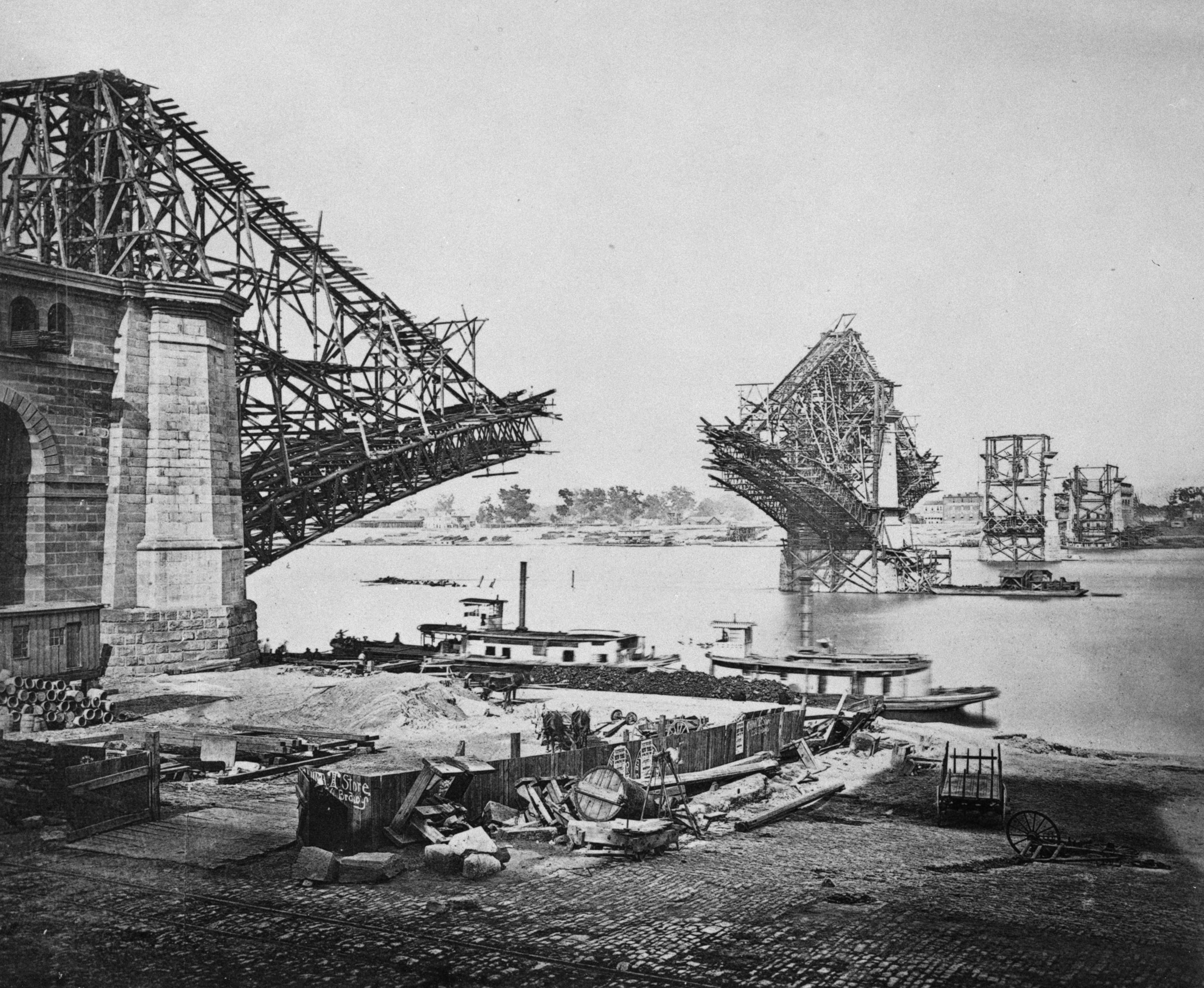 建設中のEads Bridge（1872年頃）、対岸はイリノイ州