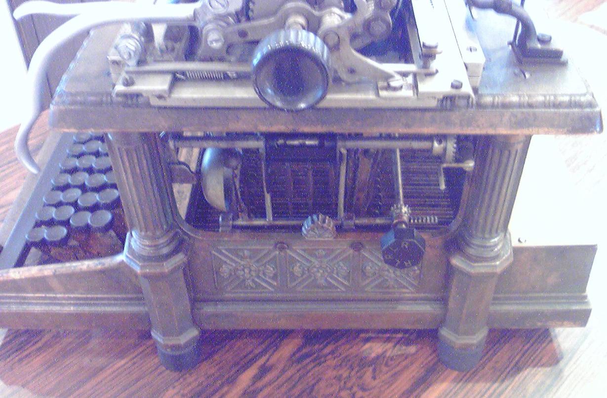 菊武学園の「Remington-Sholes Typewriter」右側面