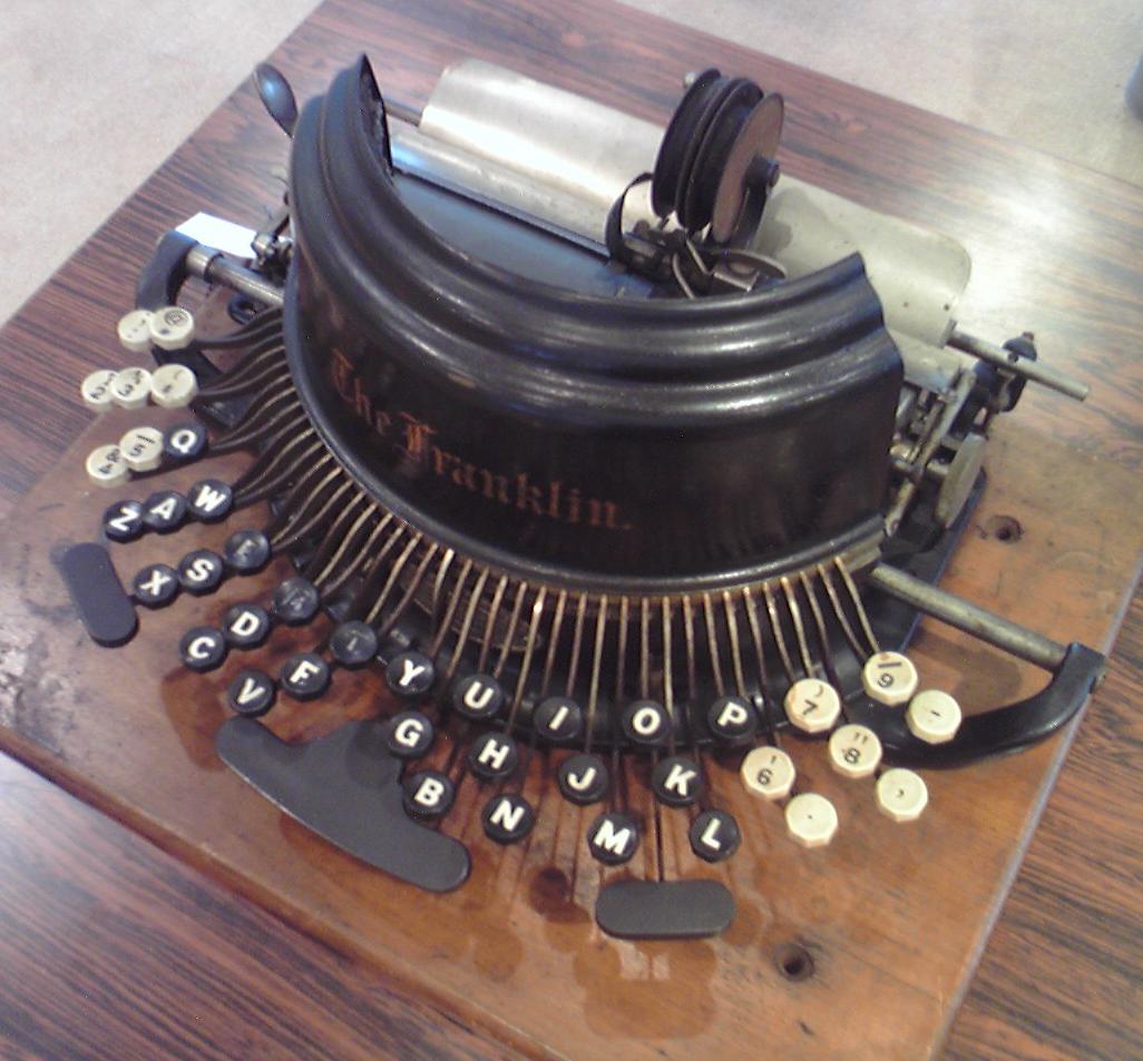 菊武学園の「Franklin Typewriter」を右上から覗き込む