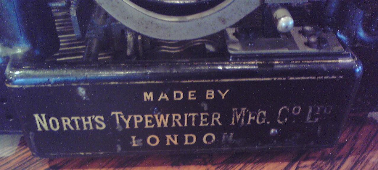 菊武学園の「North's Typewriter」左側面