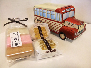 【写真】『も～な・菓』とボンネットバス型の紙製ケース