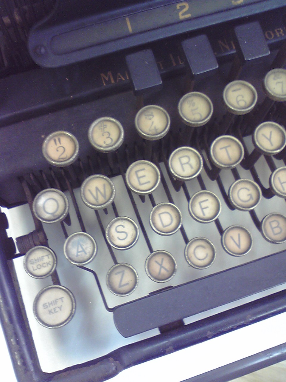 伊藤事務機の「Remington Standard Typewriter No.10」のキーボード左半分