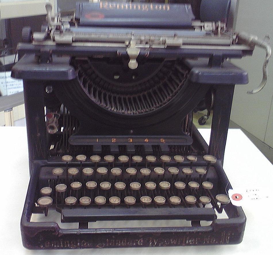 伊藤事務機の「Remington Standard Typewriter No.10」の前面