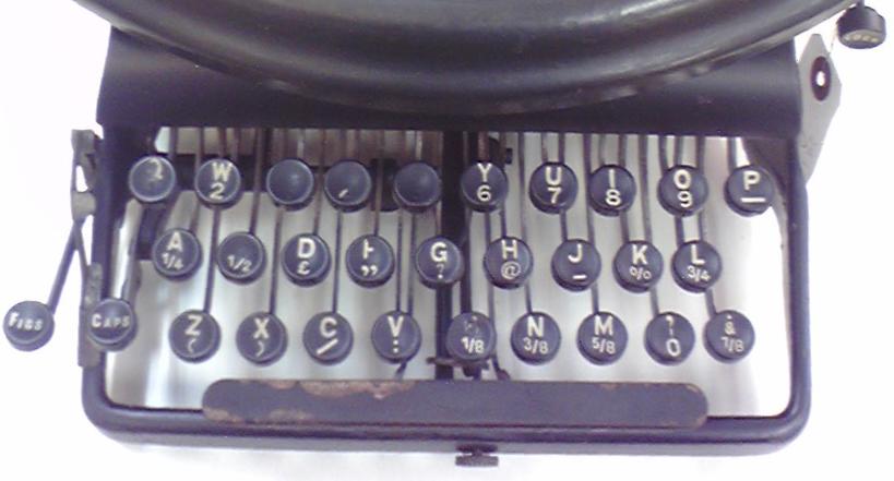 伊藤事務機の「Empire Typewriter」のキーボード