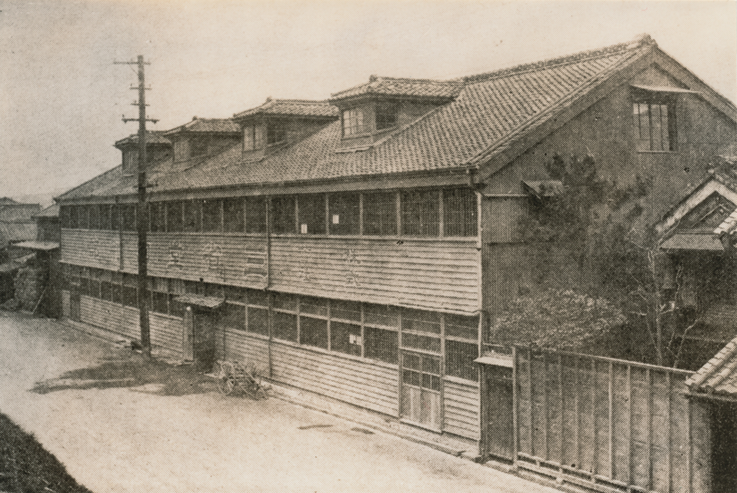 明治31年（1898）年に設立された三崎河岸印刷所