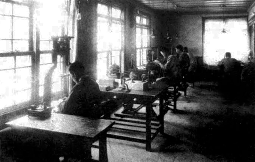 印刷局の活字母型彫刻室。左端にベントン彫刻機がみえる。『印刷局沿革録』（印刷局、1917）