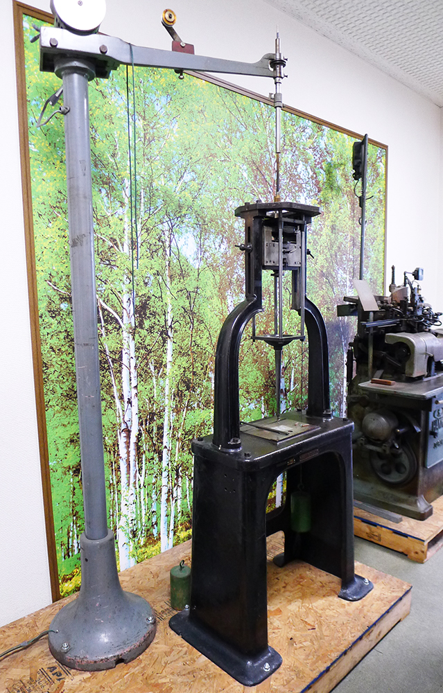 三省堂印刷の工場に展示されているATF製ベントン彫刻機