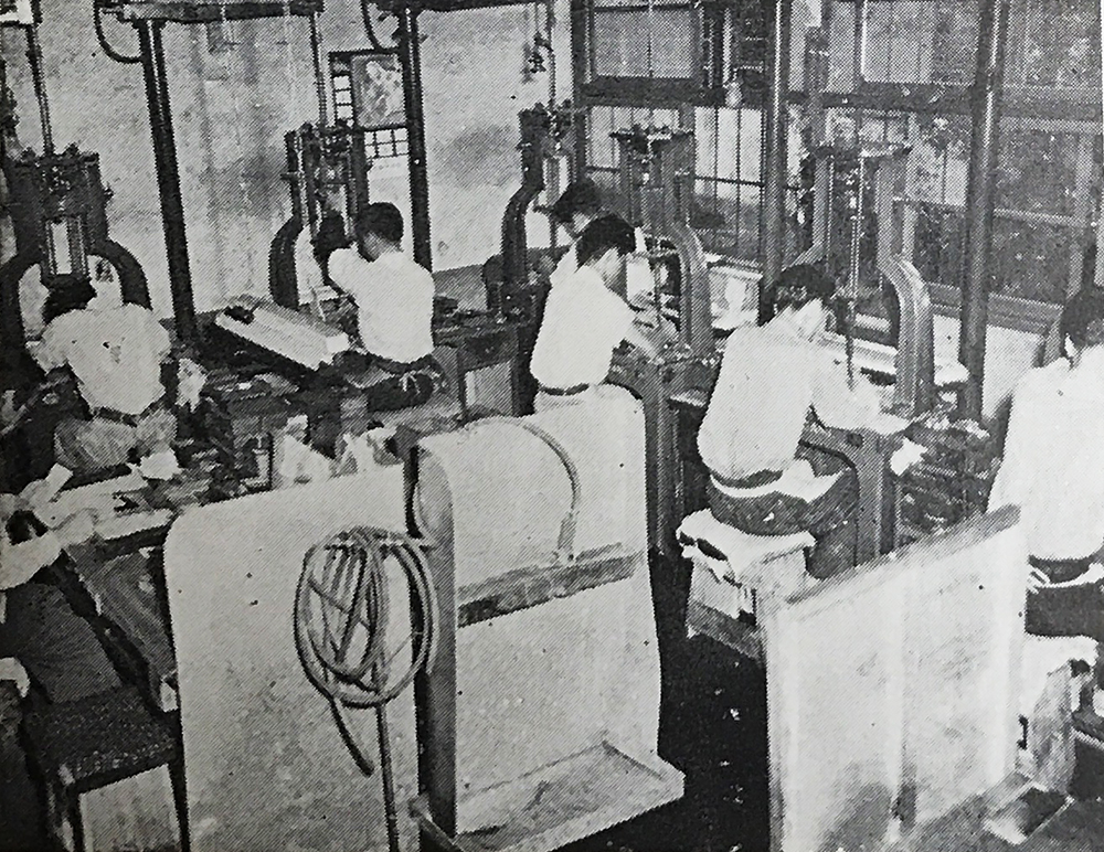 岩田母型製造所は多数のベントン彫刻機を設備し、彫刻母型の製造をおこなっていた（『岩田母型活字書体見本』岩田母型製造所、1959）